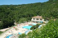 Overview of the swimming pool of Camping Les Bois Du Chatelas.