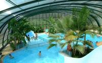 The indoor pool  of Camping La Pomme De Pin.